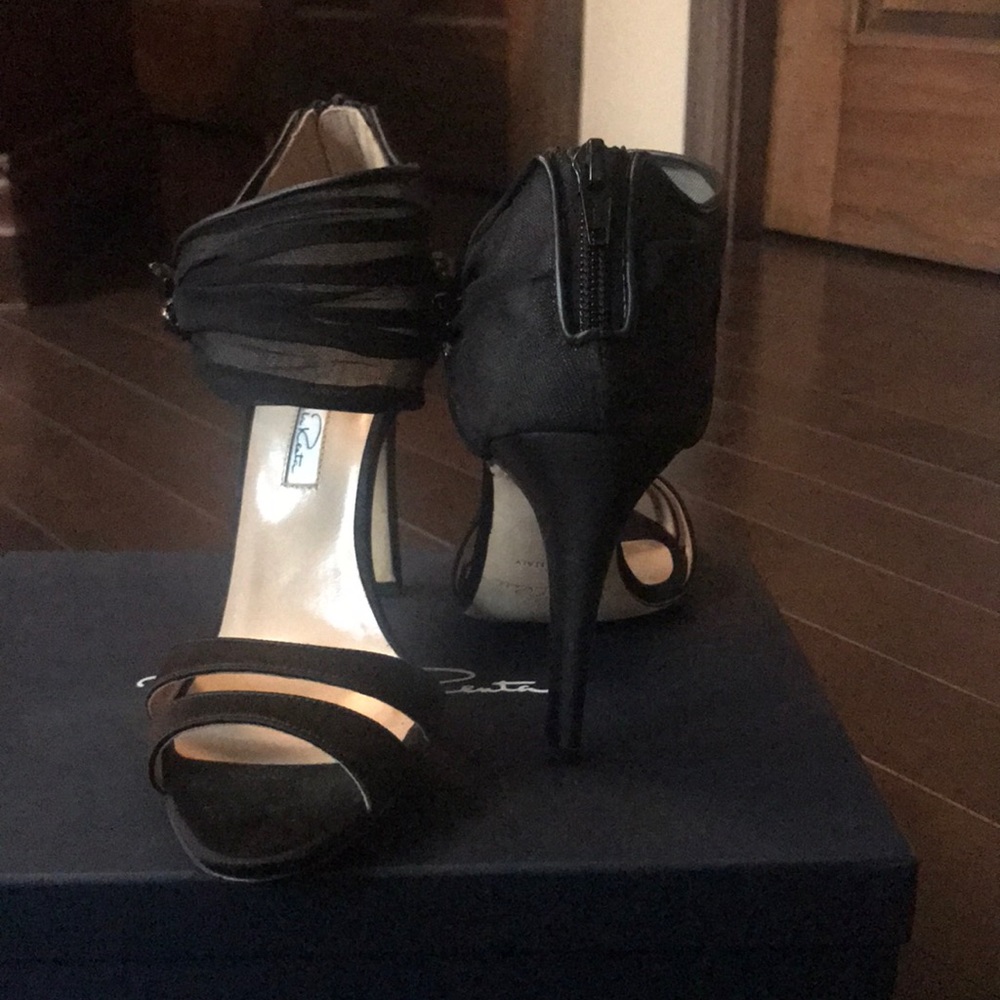 Black ‘Melissa’ Oscar de la Renta Heels - Picture 3 of 4
